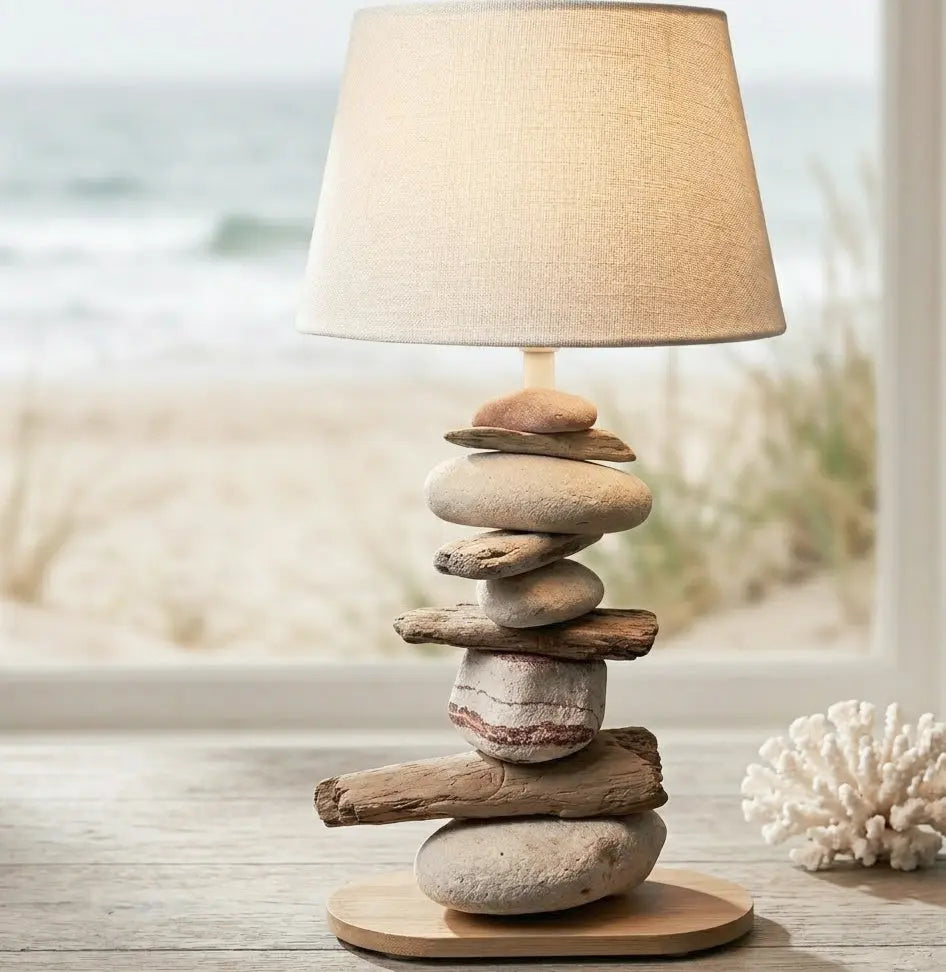 Collection de lampes artisanales en bois flotté et galets du Placard à Galets