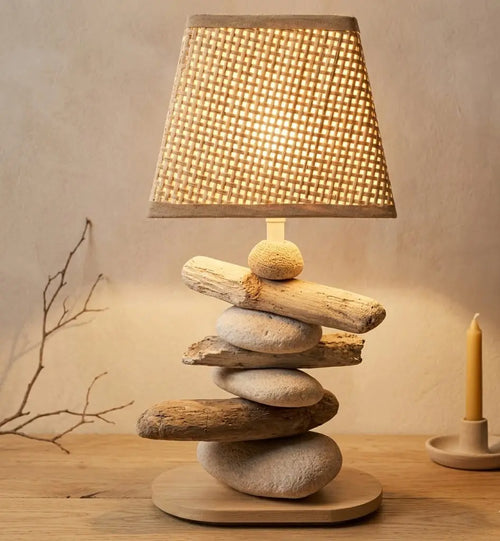 Lampe artisanale en galets et bois flotté hauteur 32cm
